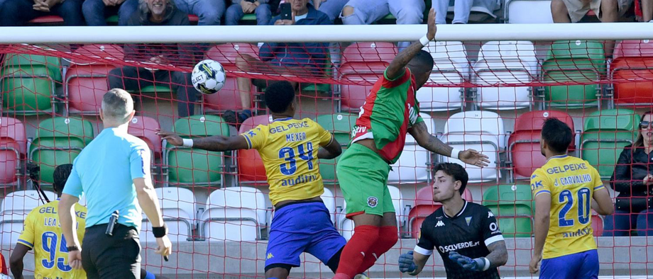 A crónica do Marítimo-Estoril, 1-0: Foi cerrar fileiras a jogar com dez