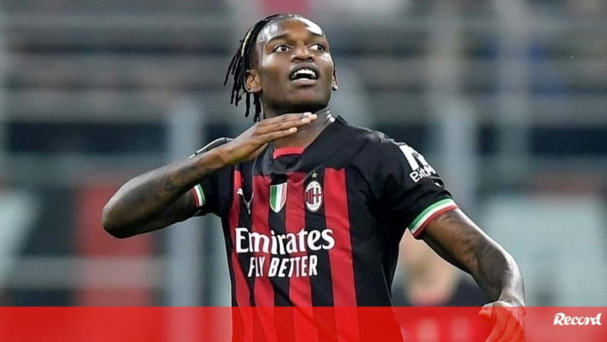 Rafael Leão dá que falar após FOTO polémica com ligação ao Benfica - ÚLTIMA  HORA - Adeptos de Bancada