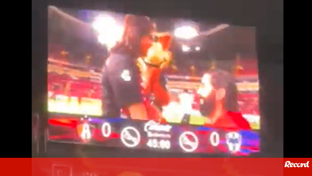 Adepto asked his girlfriend to marry him at half-time in Mexico: the whole stadium saw it and she said ‘no’!  – Videos