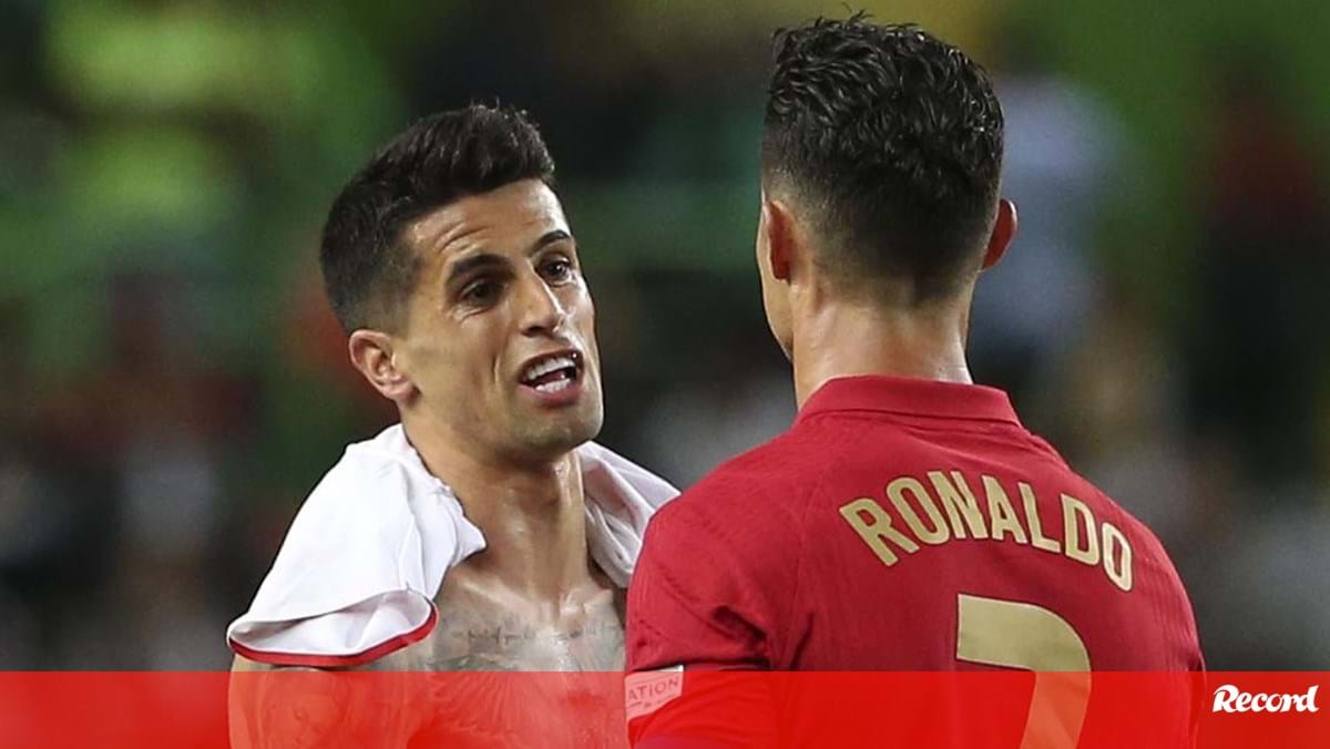 Cancelo e Ronaldo entre os candidatos ao melhor onze de 2022 da FIFPro -  SIC Notícias