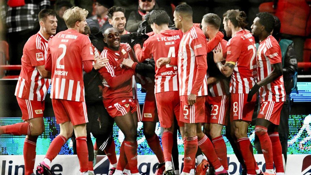Jogadores do Union Berlim festejam triunfo diante do Mainz