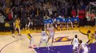 LeBron James bate recorde de pontos da NBA com este lançamento e o jogo dá lugar à festa