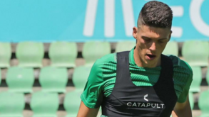 Pantalon rende Aderllan frente ao Sporting