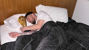 Messi revela como foi tirada a famosa foto a 'dormir' com troféu do Mundial: Otamendi está na história
