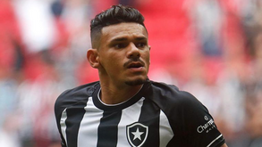 Botafogo de Luís Castro vence com bis de Soares