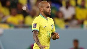 «Dani Alves acha que vai continuar preso»: detido conta como tem sido a vida do defesa atrás das grades