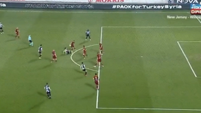 Uma assistência 'freestlye' no PAOK: Konstantelias dominou e passou a bola... sentado