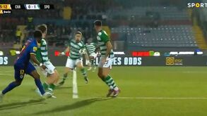 Chaves pediu penálti por braço de Coates na área do Sporting: árbitro e VAR mandaram seguir