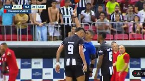 Tiquinho Soares agride árbitro à cabeçada após ser expulso no Botafogo-Flamengo