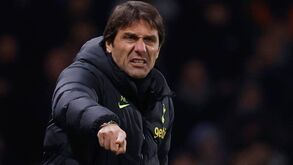 Tottenham informa que Antonio Conte tem tido uma 