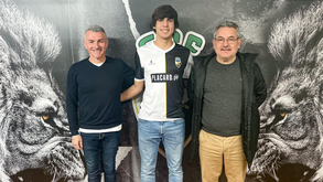 Júnior Rui Santos assina contrato profissional com o Farense até 2028