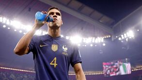 Varane deixa seleção francesa: «Representar o país foi uma das grandes honras da minha vida»