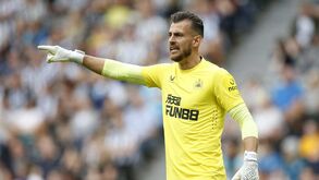 Insólito: guarda-redes do Newcastle só ganha medalha de vencedor da Taça da Liga... se perder o jogo