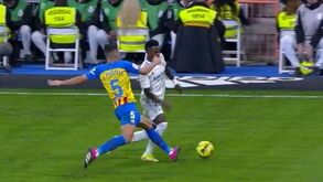 A entrada violenta de Gabriel Paulista sobre Vinícius Jr. que instalou a confusão no Real-Valencia
