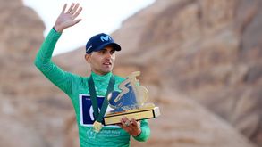 A consagração do campeão Ruben Guerreiro após ganhar a Volta à Arábia Saudita