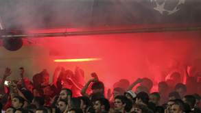Claques marcam protesto com silêncio até ao minuto 12: «Somos contra a higienização nas bancadas»
