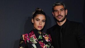 Mulher de Theo Hernández pede justiça em Itália: «Tive uma arma apontada à cabeça»