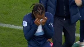 Renato Sanches sofre lesão e sai do campo a chorar
