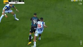 FC Porto aproveitou erro de Julião e Pepê abriu o marcador: jogadores do Vizela ainda pediram falta