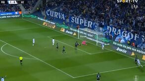 Grande arrancada de João Mário a dar a Taremi o segundo golo do FC Porto diante do Vizela