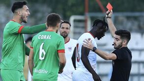Árbitro caiu e disse ter sido agredido: o momento que levou à suspensão do Salgueiros-Marítimo B