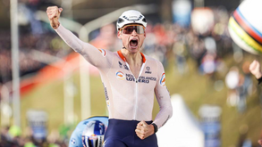 Mathieu van der Poel sagra-se campeão do Mundo de ciclocrosse pela quinta vez
