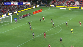 Jogador de 16 (!) anos pega na bola e decide sozinho jogo para o Adelaide United