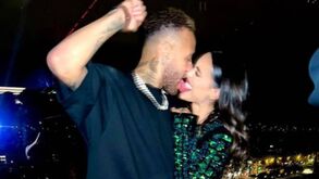 Neymar assume namorada em dia de aniversário numa festa a que nem Messi faltou