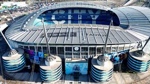 «Perda de títulos, pontos ou descida de divisão»: advogado explica os riscos em que Man. City incorre