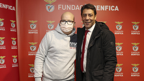 Flávio teve um dia diferente na Luz e realizou um sonho: conheceu os jogadores do Benfica e esteve com Rui Costa