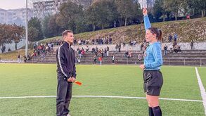 Adepto assistiu árbitra auxiliar e depois... foi fiscal de linha até ao fim do jogo