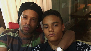 Filho de Ronaldinho Gaúcho segue as pisadas do pai e assina pelo Barcelona