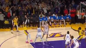 LeBron James bate recorde de pontos da NBA com este lançamento e o jogo dá lugar à festa