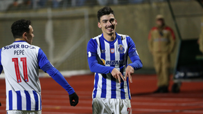 Centro teleguiado de Uribe e André Franco a abrir o marcador no Ac. Viseu-FC Porto
