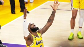 Todos filmaram menos ele: o homem que não puxou do telemóvel quando LeBron James fez história