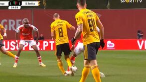 Benfica pediu expulsão de Racic após esta entrada sobre Aursnes: árbitro mostrou amarelo ao médio do Sp. Braga