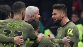 Giroud salva o Milan
