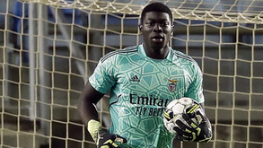 Três golos, penálti falhado por Schjelderup, erro de Samuel Soares e protestos encarnados: resumo do E. Amadora-Benfica B (2-1)