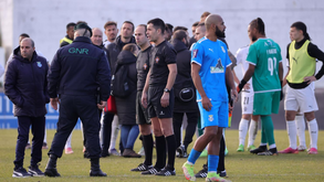 Vermelhos, nervos à flor da pele e a GNR no relvado: o Canelas-Sanjoanense foi pleno de incidentes