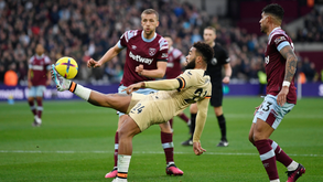 Adepto envolve-se em cena de pancadaria antes do West Ham-Chelsea e acaba... a 'dormir'