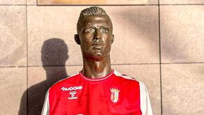 Adepto do Sp. Braga 'vestiu' busto de Cristiano Ronaldo no Aeroporto da Madeira