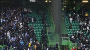 Polícia monta cordão de contenção junto ao sector dos apoiantes do FC Porto após troca de insultos entre adeptos