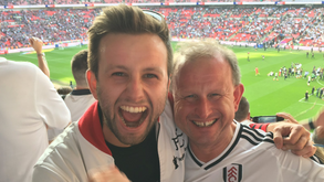 Jornalista da 'ESPN' termina 'flash-interview', vai ao telemóvel e celebra golo do Fulham