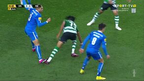 Chermiti teve de receber assistência após este pisão de Pepe