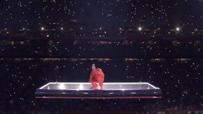 Rihanna aparece grávida e dá espectáculo no intervalo do Super Bowl