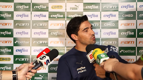 Abel recusa-se a responder a pergunta e abraça jornalista: «As pessoas ficam ofendidas com coisas...»