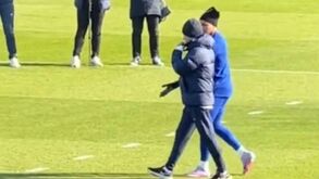 Mbappé surge no treino do PSG e há quem lembre palavras do treinador do Bayern: «Estão a jogar poker»