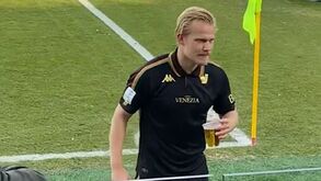 Avançado do Veneza fez duas assistências e... foi buscar cerveja após ser substituído