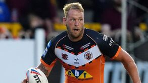 Jogador de râguebi apanhado a ter relações sexuais com amiga da mulher em plena rua