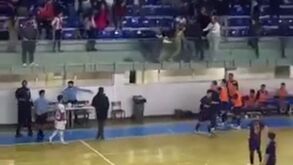 Homem agredido a murro e pontapé por grupo de quatro durante jogo de futsal na Maia